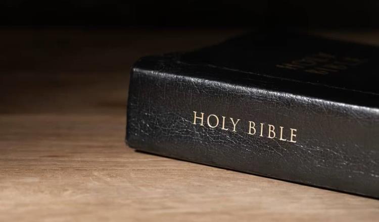 Prohíben Biblia en escuelas de Utah por considerarla "vulgar y violenta" para los niños