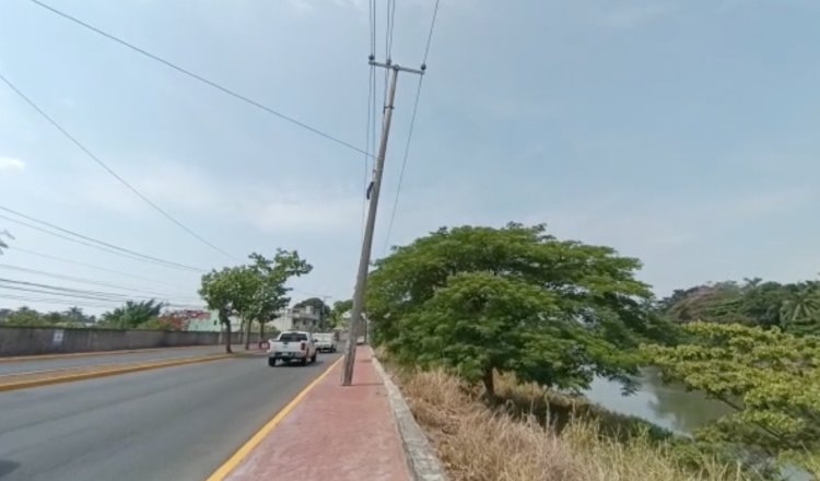 ¡Alerta! Postes de CFE desafían la gravedad en Villahermosa