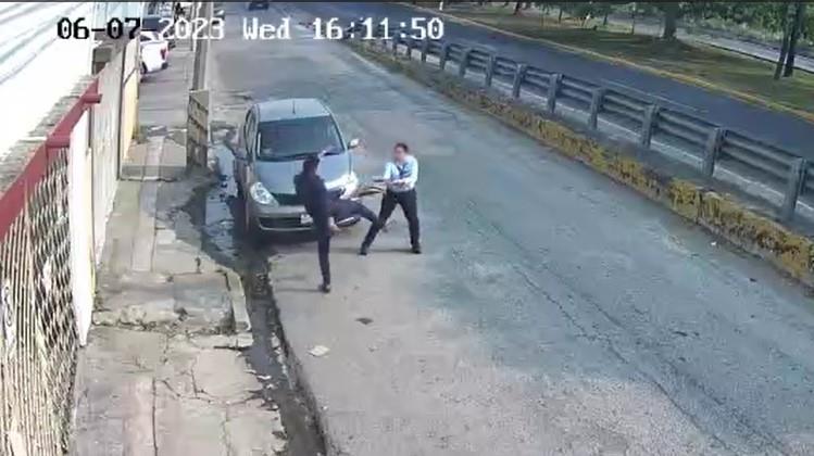 Hombre intenta golpear a mujer que lo reprende por orinar en vía pública de Villahermosa