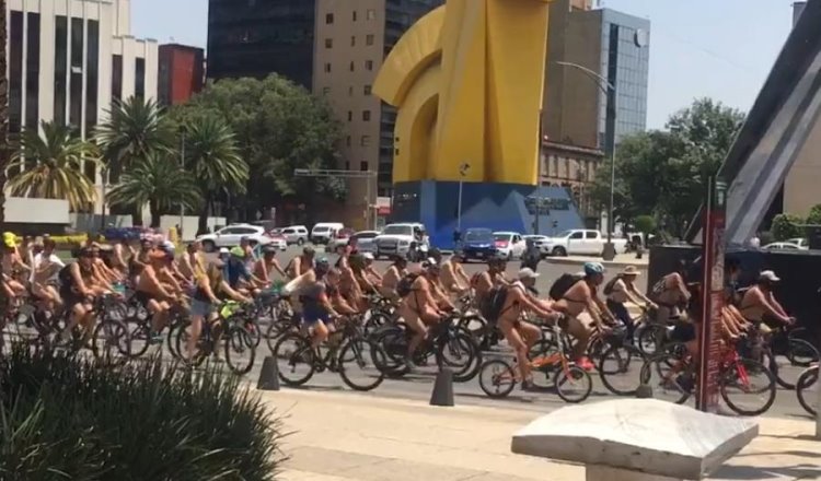 Realizan en México rodada nudista por los derechos de los ciclistas