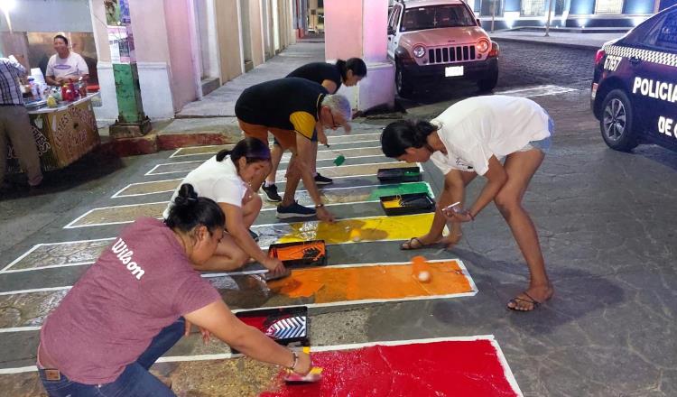 Colectivos pintan rayas peatonales de Plaza de Armas con colores de bandera LGBT 