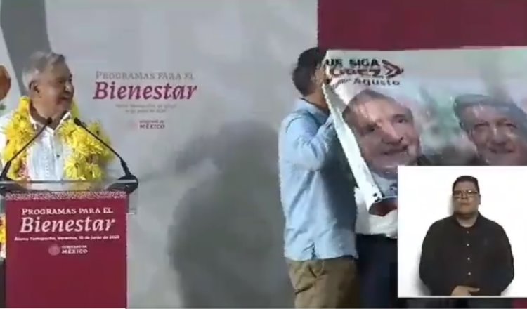 Morenista irrumpe evento de AMLO para mostrar lona a favor de Adán Augusto como candidato a la presidencia