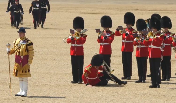 Se desmayan soldados británicos durante desfile ante altas temperaturas en Londres