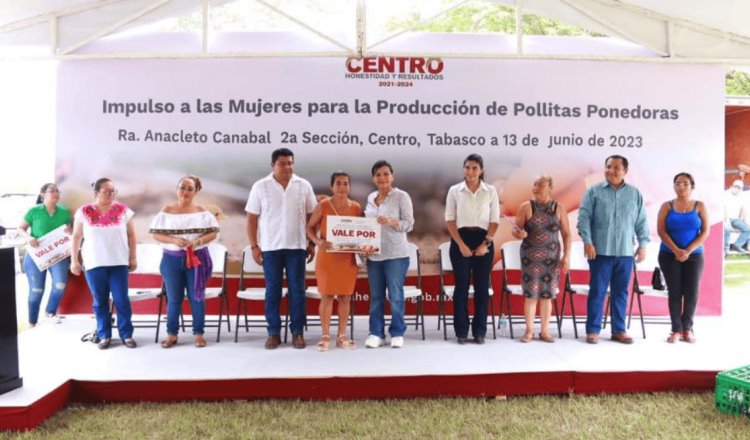 Realiza Centro sexta entrega de pollitas ponedoras, ahora en la ranchería Anacleto Canabal