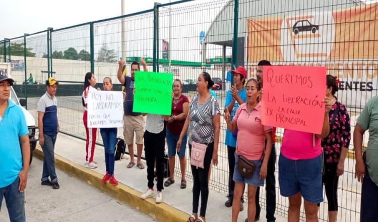 Cierran locatarios mercado de Ocuilzapotlán, piden retirar a ambulantes