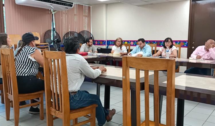 Sin acuerdos termina reunión entre Setab y padres de maestra que denuncia despojo de plaza