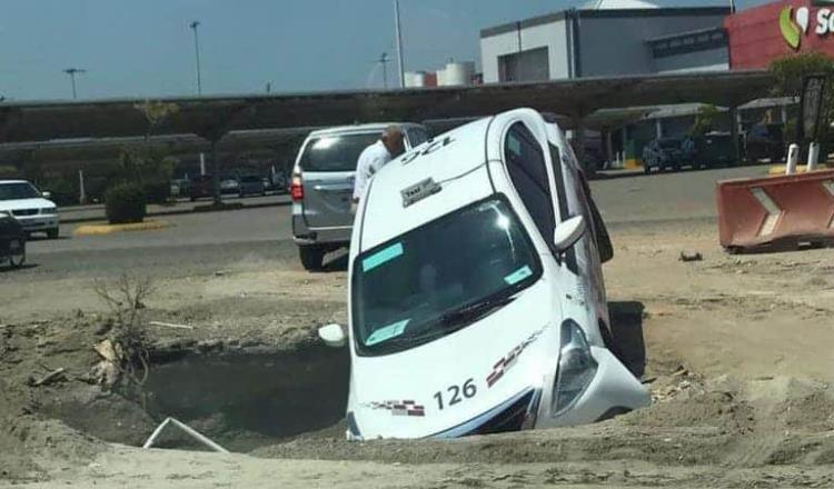 ¡Bajan! Taxi cae en zanja de construcción de distribuidor Guayabal