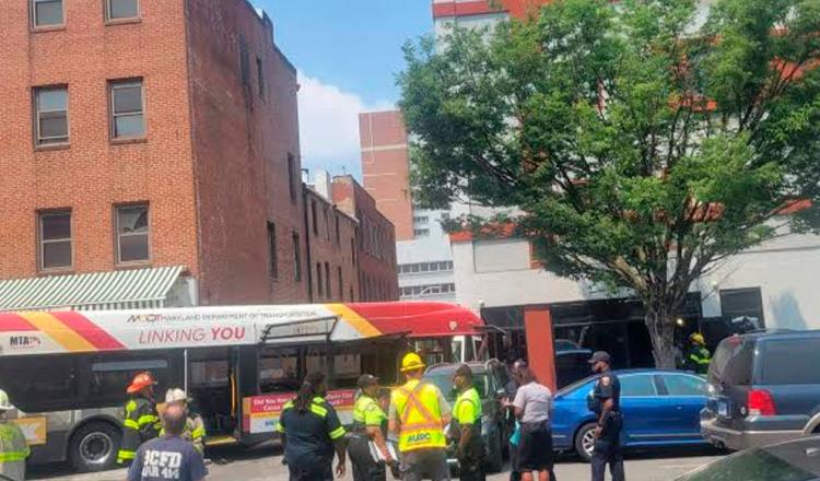 Autobús se estrella en edificio de Baltimore; se reportan al menos 17 heridos