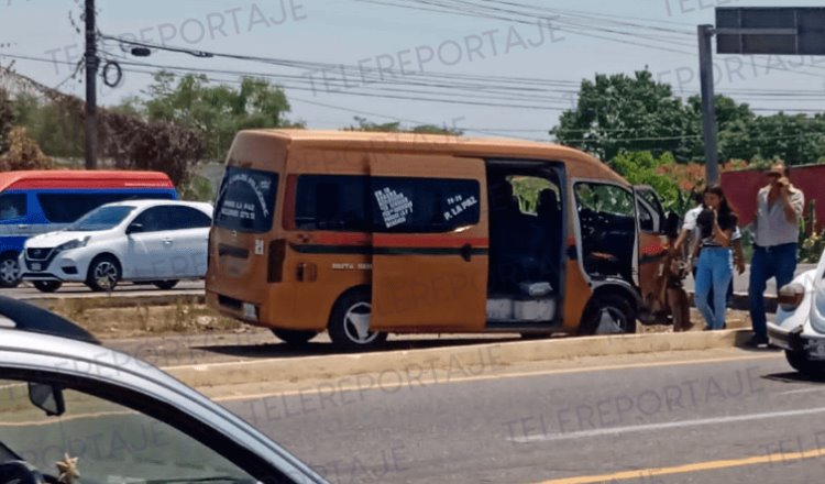 Chocan vehículo particular y combi en la Villahermosa-Frontera