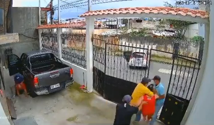 Secuestran a mujer en Ecuador; su esposo suplica a criminales que mejor se lo lleven a él