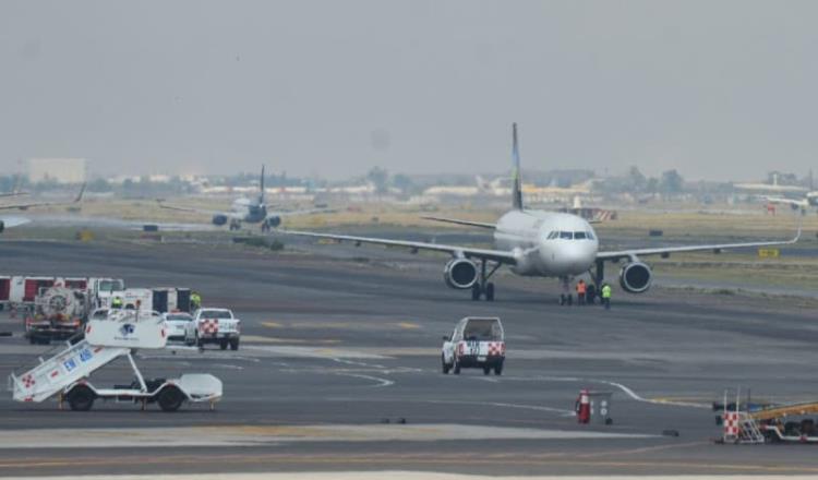 Detienen a joven por saltar barda perimetral y correr hacia avión en pista del AICM