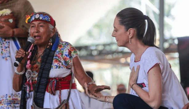 Mujeres indígenas entregan bastón de mando a Sheinbaum