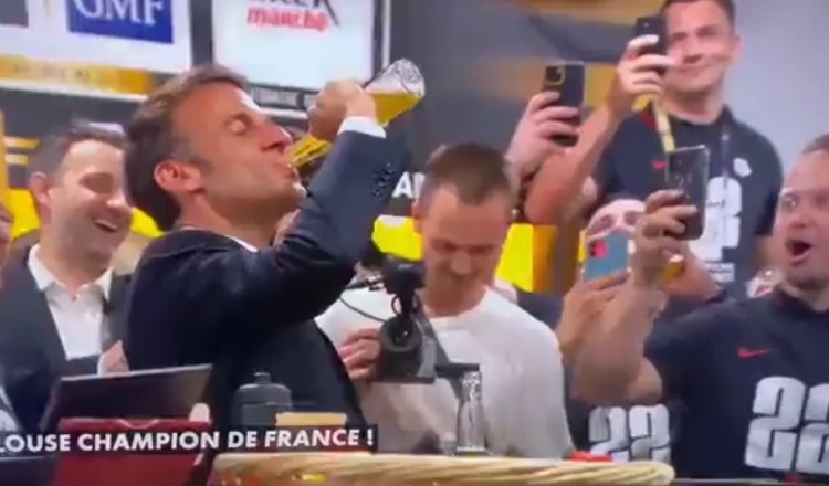 Presidente de Francia le entra a la cerveza Corona y se bebe una de un trago