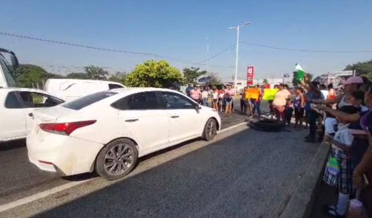 Bloquean la Macuspana-Villahermosa; exigen remodelación de primaria en Dos Montes