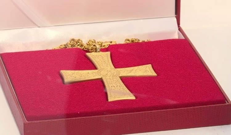 Roban cruz pectoral de Benedicto XVI en Alemania