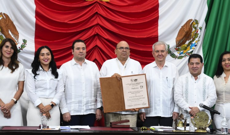 Biólogo Juan Carlos Romero Gil recibe Medalla al Mérito por la Defensa del Medio Ambiente