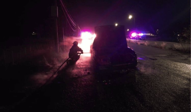 Se incendia camioneta y la abandonan en la vía corta a Cunduacán