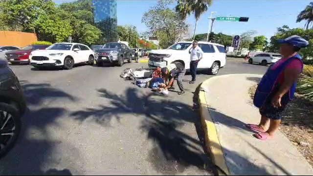 ¡Por poco le pasa encima! Arrollan a motociclista en Paseo Tabasco