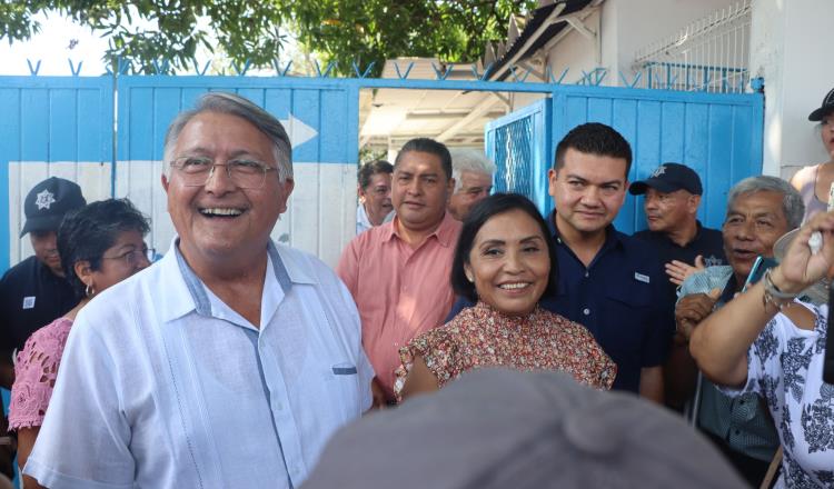 Cumple alcalde de Comalcalco y realiza manifestación en CEAS para exigir agua