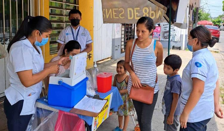 Llama Salud a tabasqueños a completar esquemas básicos de vacunación