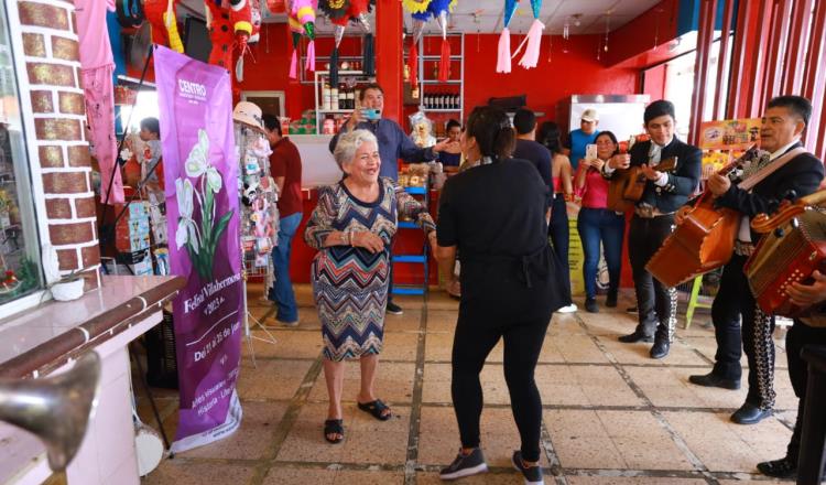 Mariachis entonan las "mañanitas" en mercados públicos, en honor a la fundación de San Juan Bautista