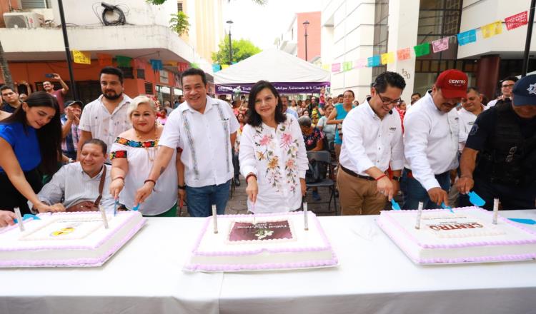 Con el tradicional corte de pastel festejan aniversario de Villahermosa