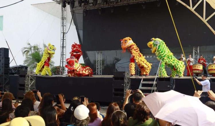 Disfrutan familias de Centro de la Danza del Dragón y del León en exposición cultural de China