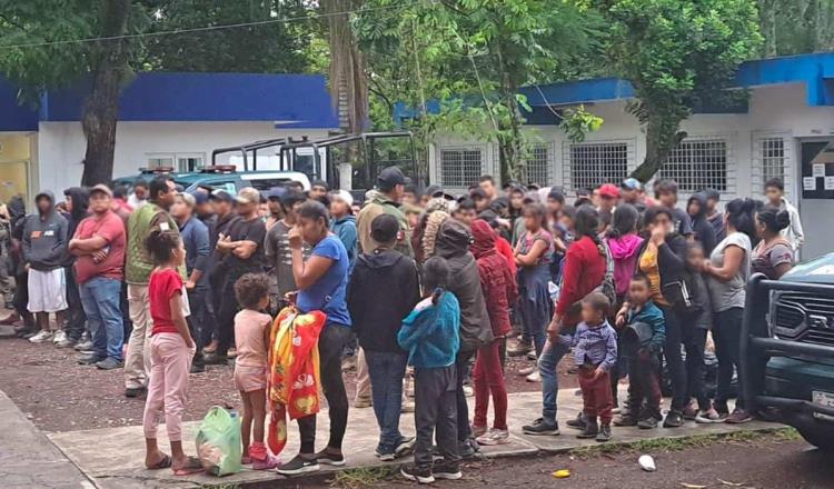 Halla INM a 130 migrantes hacinados en camión en Veracruz