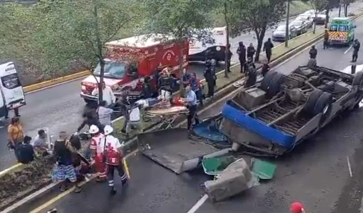 Autobús de pasajeros termina aplastado tras caer de paso a desnivel