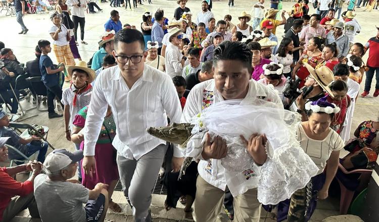 Alcalde se casa con un caimán en Oaxaca