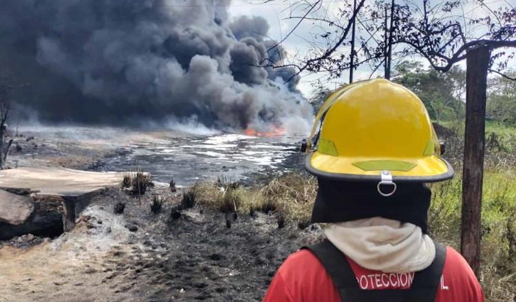 Popal contaminado de crudo se incendia en poblado de Huimanguillo