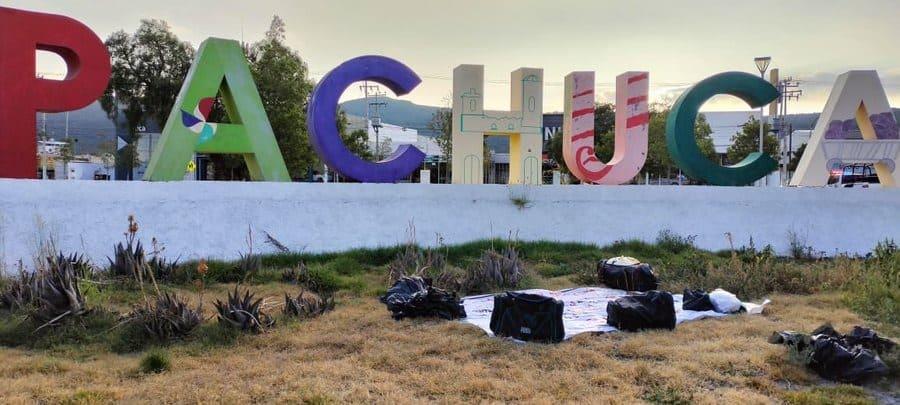 Dejan bolsas y maletas con restos humanos en letras turísticas de Pachuca