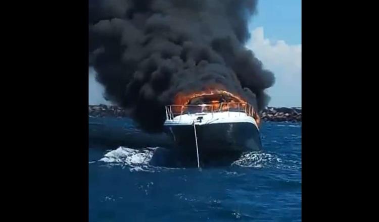 Se incendia yate en Progreso, Yucatán; tripulantes se lanzan al mar