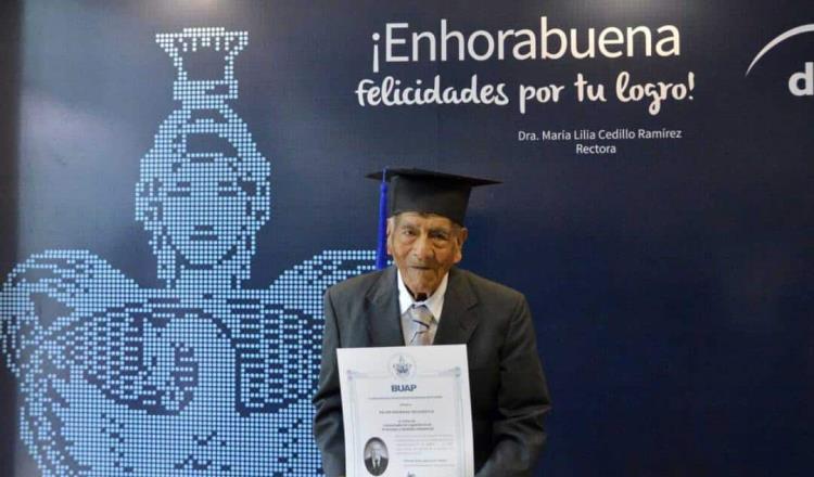 ¡Inspirador logro! Abuelito de 86 años se gradúa como ingeniero en la BUAP