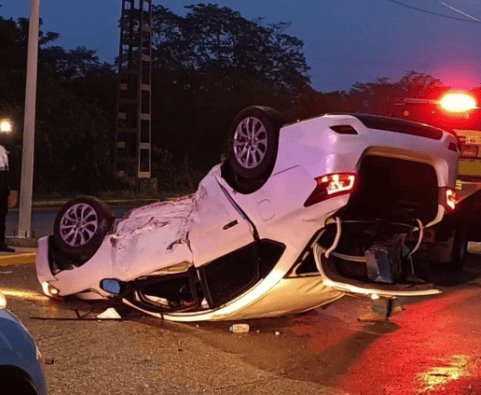 Vuelcan auto en la entrada a Macuspana y lo abandonan