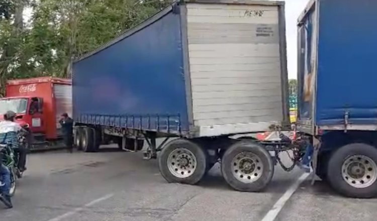 Tráiler hace mala maniobra y obstruye un par de horas la Villahermosa-Nacajuca