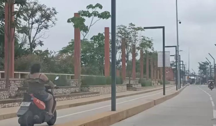 ¡Atrapada! Invade ciclovía con moto en Gaviotas, se topa con bici patrulla