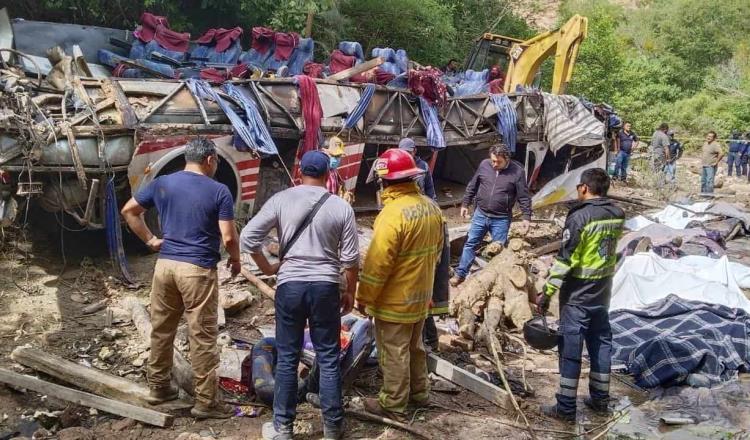 Mueren más de 20 personas tras volcadura de autobús en Oaxaca