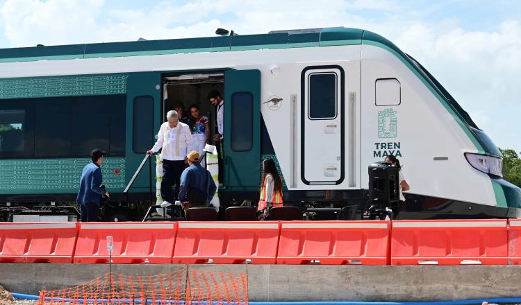 "Es un hecho histórico": AMLO al subir al primer vagón del Tren Maya