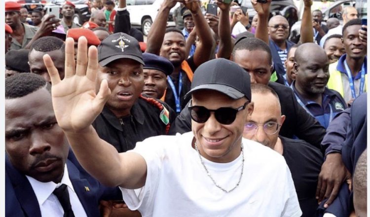 Con convoy militar, llega Mbappé a Camerún a visitar a su padre