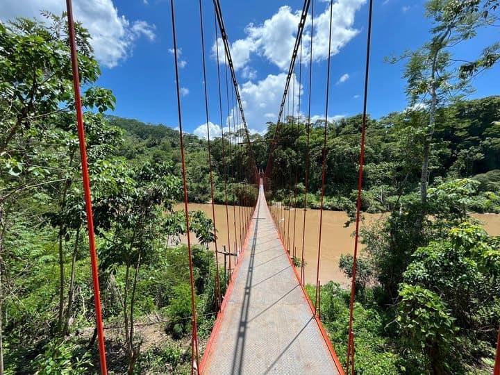 Advierte Tacotalpa sobre riesgo de cruzar puente colgante de Villa Luz que no está terminado