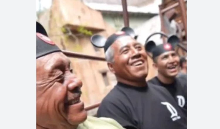 Tiktoker lleva a mexicanos desempleados a Disney