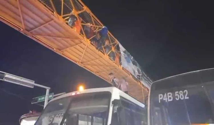 Joven amaga con tirarse de un puente peatonal en Paraíso