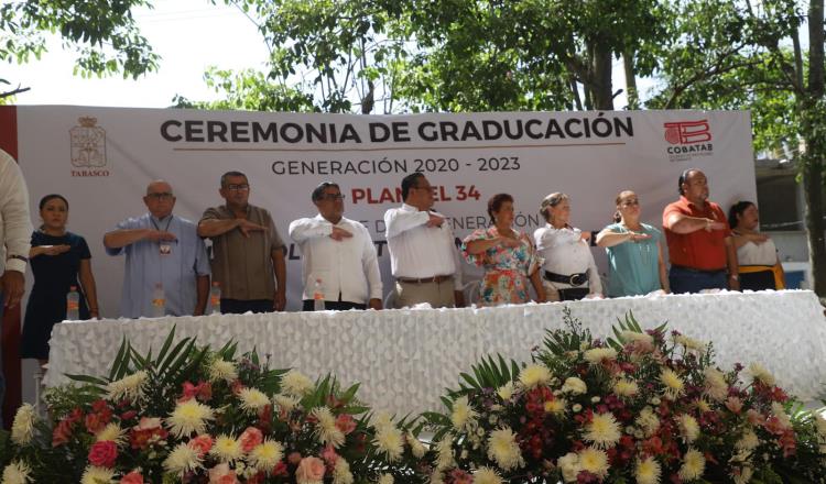 ¡No es broma! Exhiben error ortográfico en ceremonia de graduación de Cobatab de Paraíso