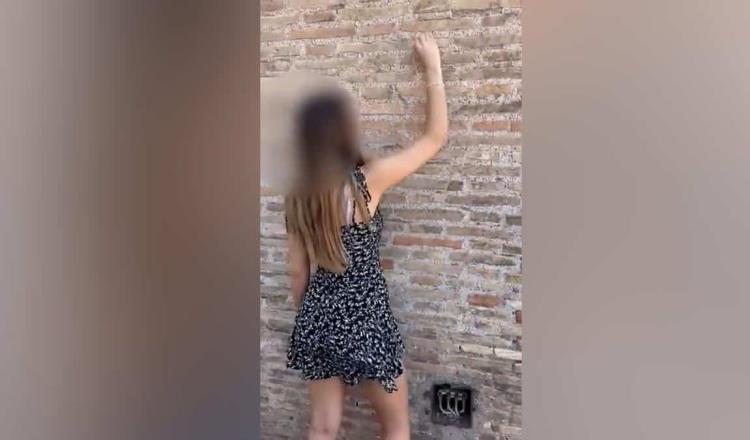 Exhiben a otra joven rayando el Coliseo de Roma