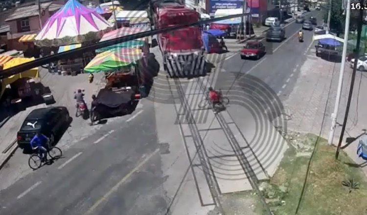 Ciclista intenta ganarle paso a tren y termina herido en Tlaxcala