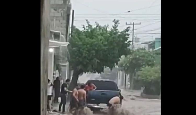 Lluvias en Chiapas dejan encharcamientos, vehículos y personas atrapadas