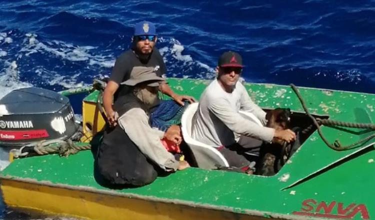 Rescatan a náufrago australiano y a su perrita en costas de Colima