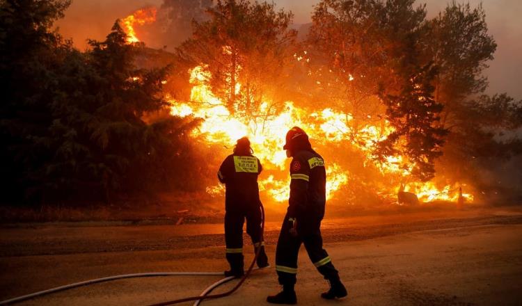 Incendios en Grecia provocan evacuaciones en zonas costeras