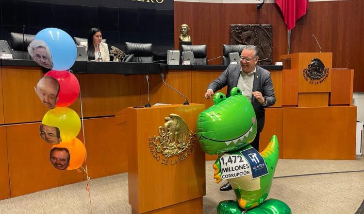 Senador de Morena arma show con globos en la Permanente y "desinfla" a la oposición